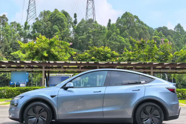 Tesla Model Y 2025 #5 Tesla Model Y 2025 immagine di auto #5