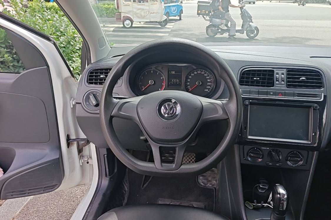 Volkswagen Polo 2017 car image #22