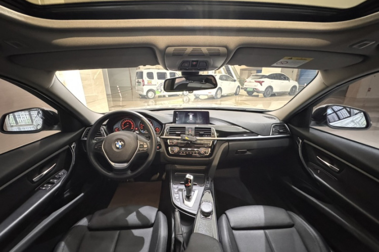 BMW 3 Series 2019 car image #10