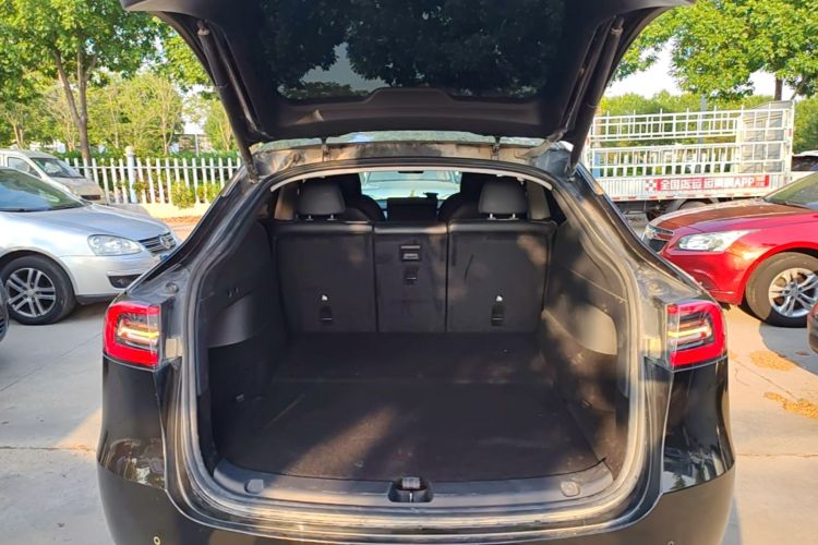 Tesla Model Y 2023 car image #21