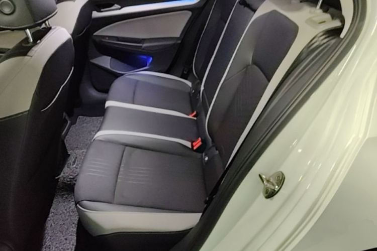 Volkswagen Golf 2021 car image #17
