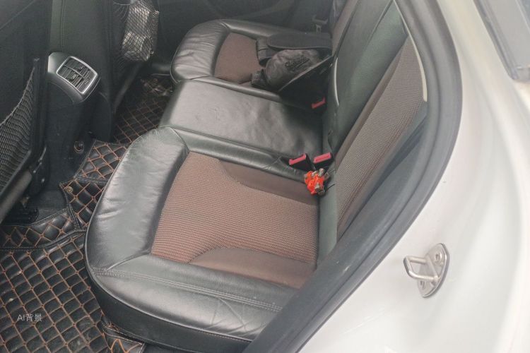 Audi Q3 2018 car image #19