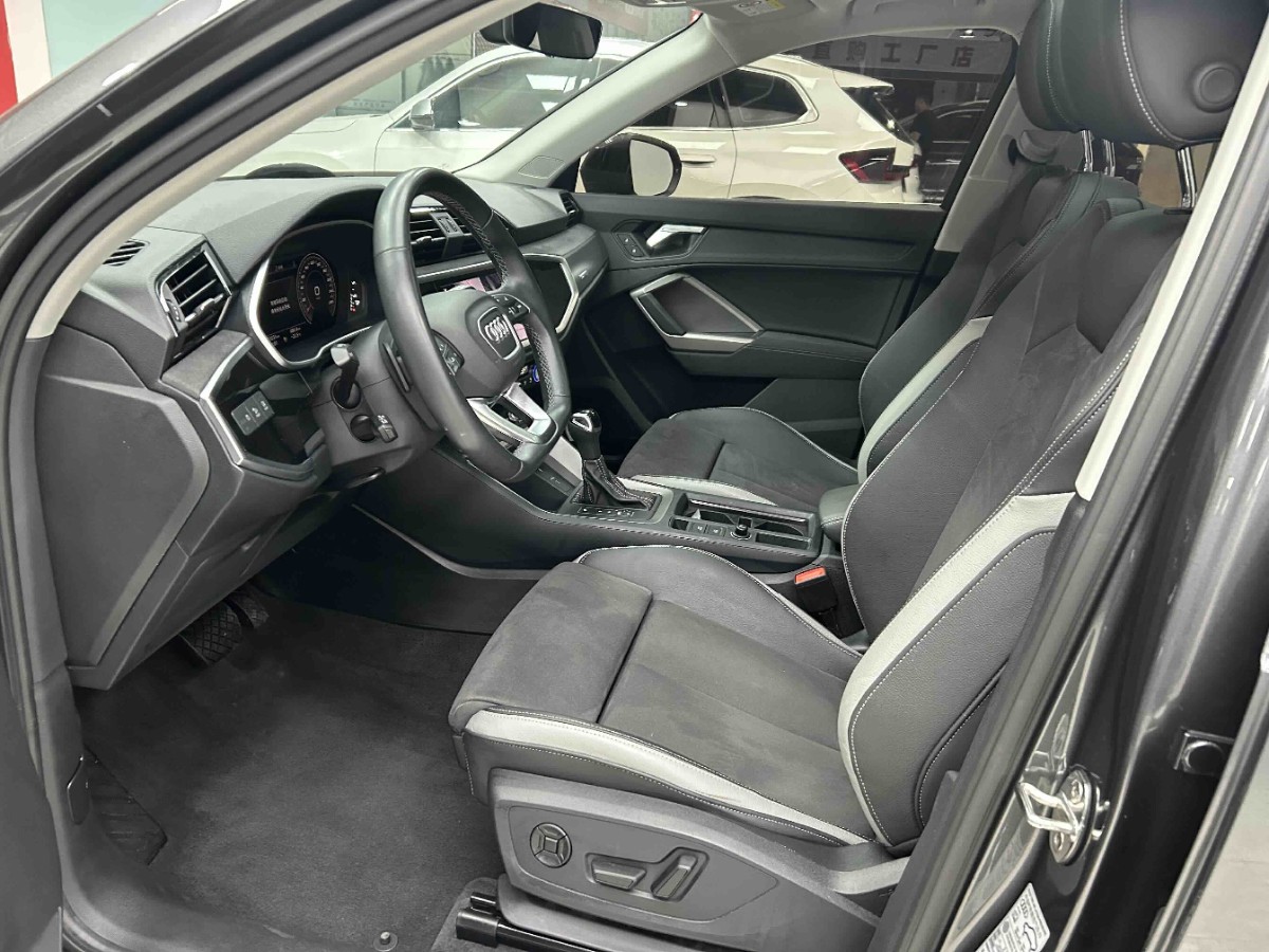 Audi Q3 2022 car image #2