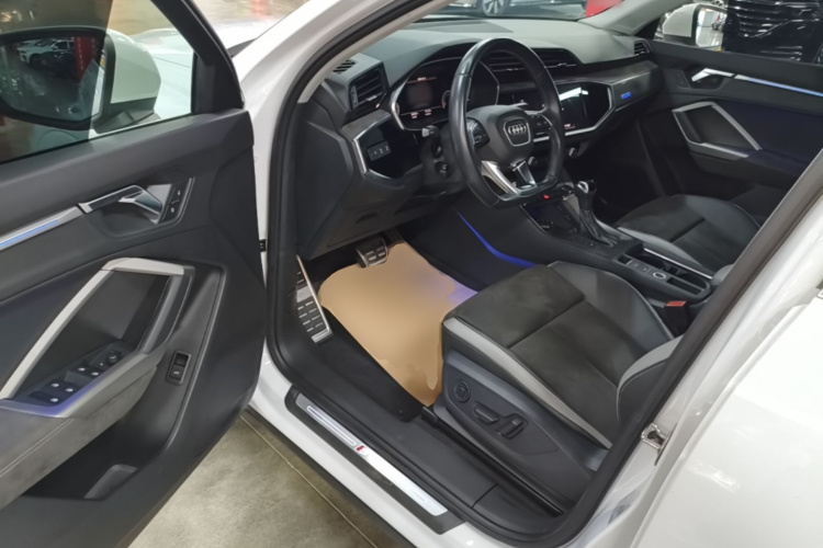 Audi Q3 2022 car image #12