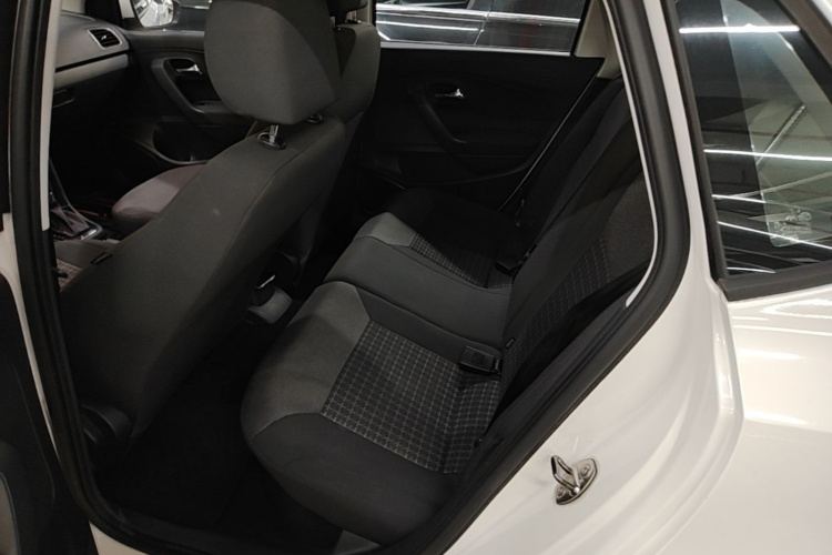 Volkswagen Polo 2016 car image #13