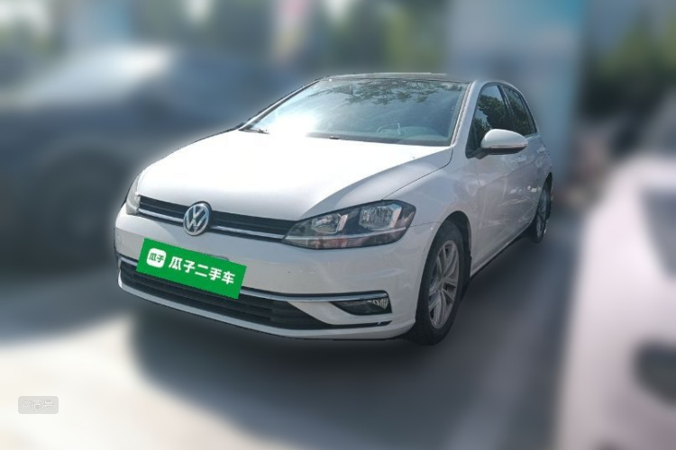 Volkswagen Golf 2019 car image #2