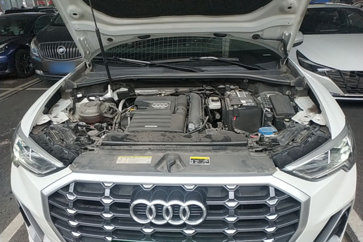 Audi Q3 2020 car image #22