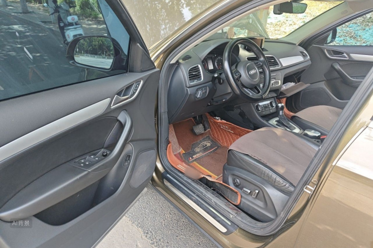 Audi Q3 2019 car image #18