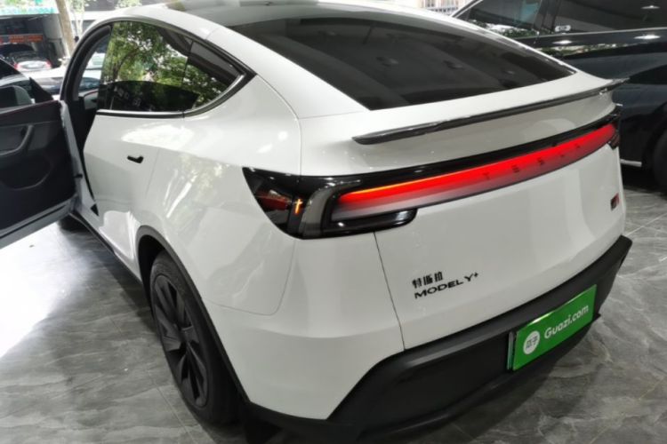 Tesla Model Y 2025 #5 Tesla Model Y 2025 car image #5