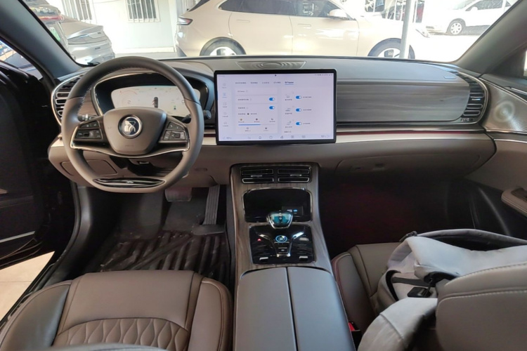BYD Han 2023 car image #10