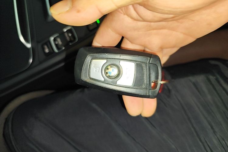 BMW 3 Series 2018 car image #9