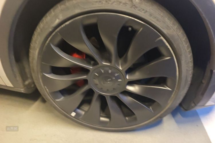 Tesla Model Y 2023 car image #9