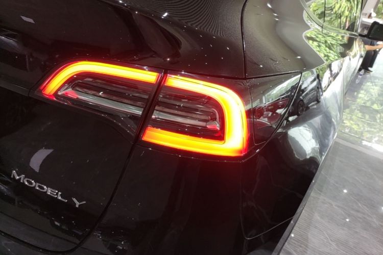 Tesla Model Y 2023 car image #8
