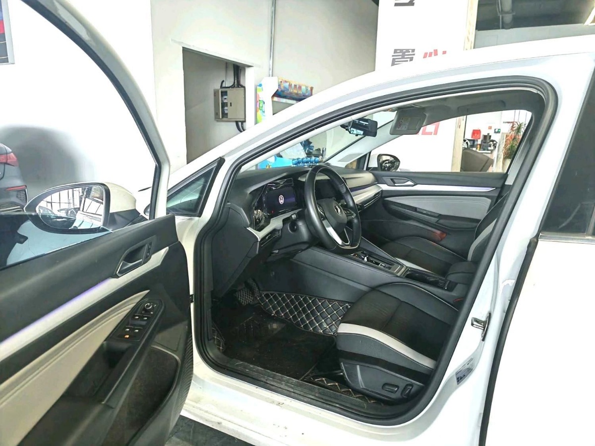 Volkswagen Golf 2024 car image #4