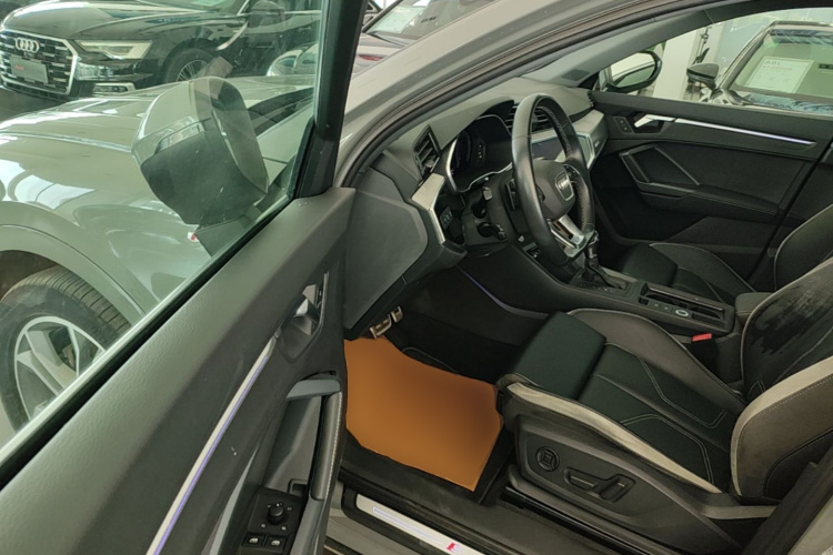 Audi Q3 2024 car image #16
