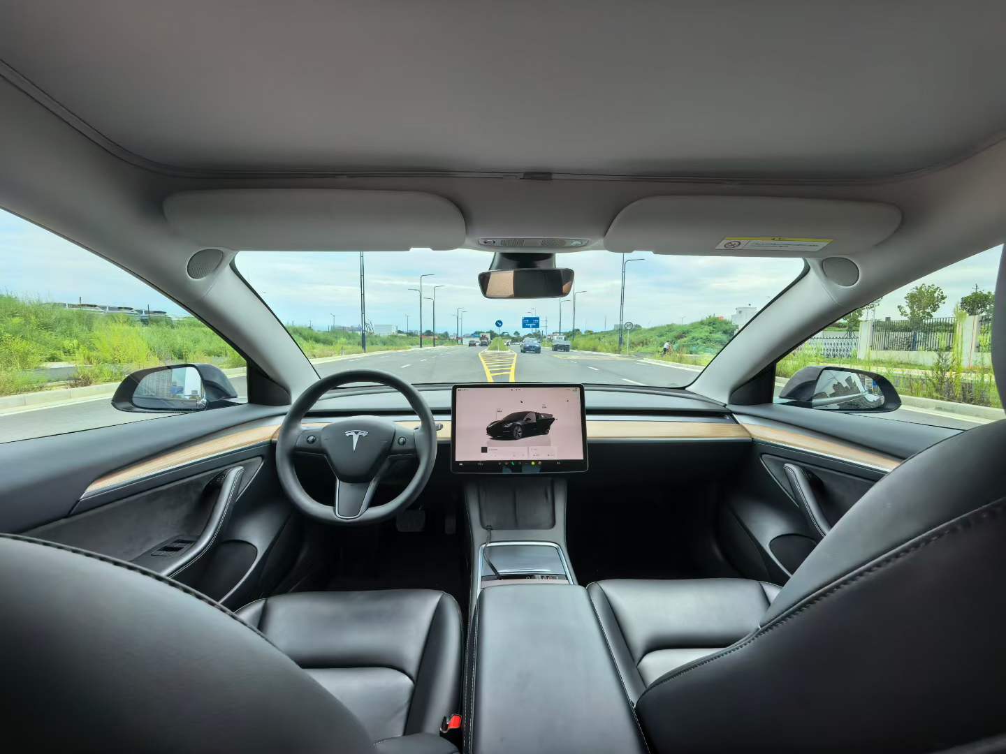 Tesla Model 3 2023 car image #2