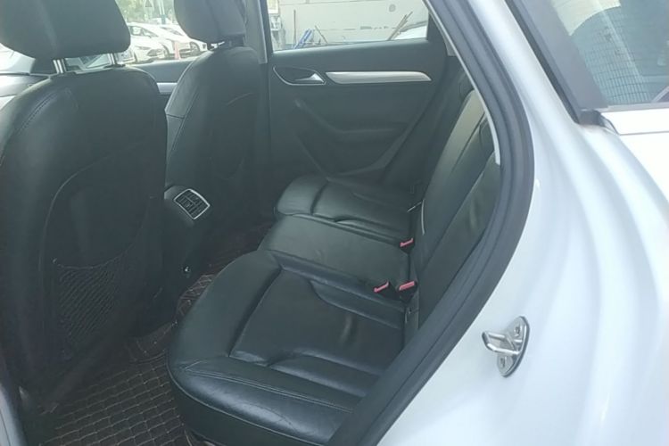 Audi Q3 2015 car image #17
