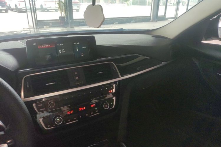 BMW 3 Series 2018 car image #13