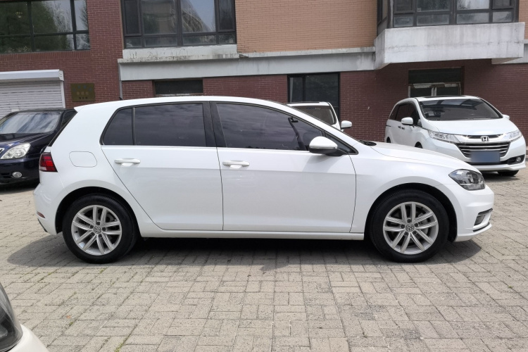 Volkswagen Golf 2019 car image #5