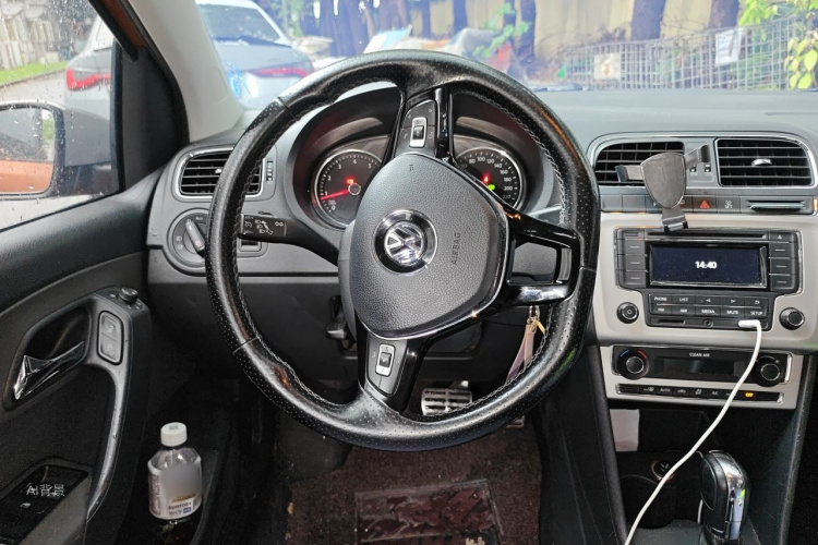 Volkswagen Polo 2016 car image #12
