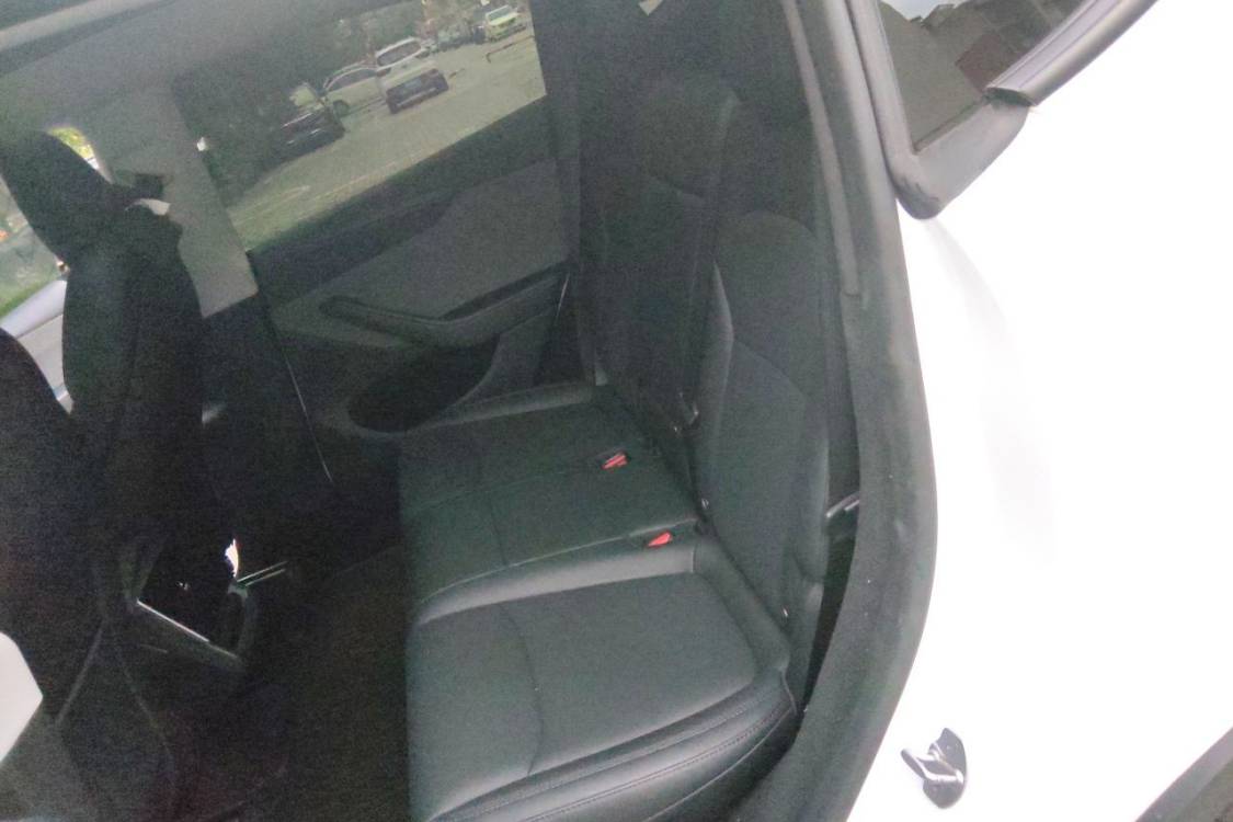 Tesla Model Y 2025 immagine di auto #21