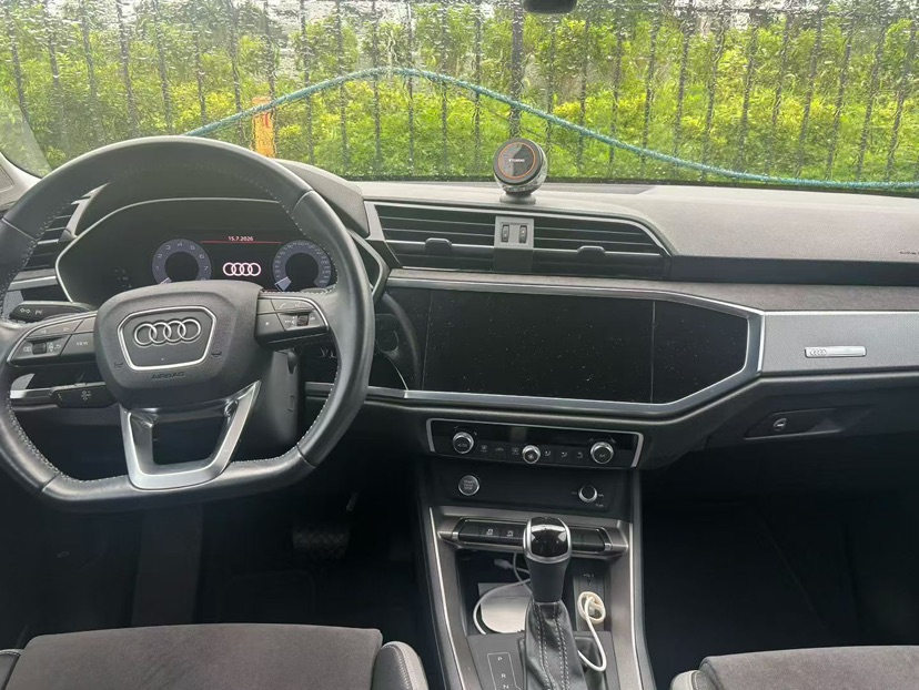 Audi Q3 2020 car image #5