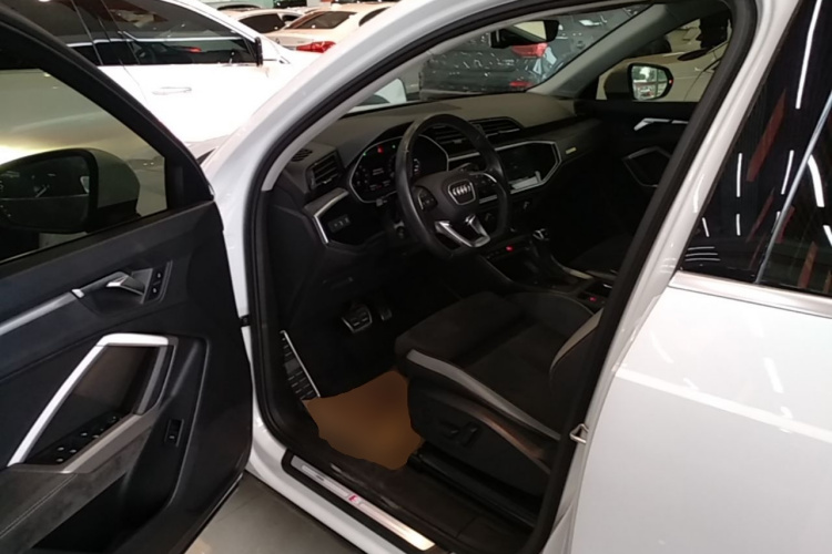 Audi Q3 2021 car image #16