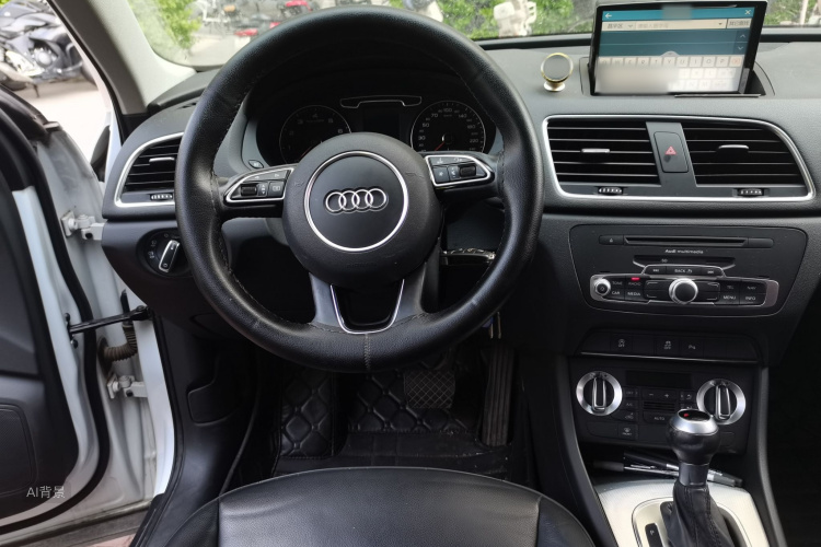 Audi Q3 2016 car image #12