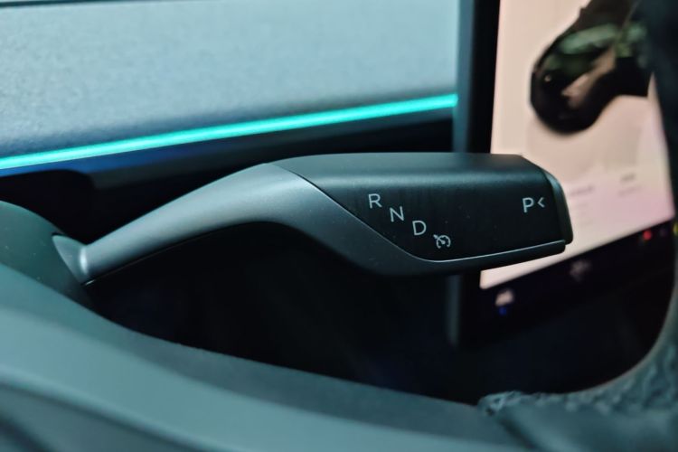 Tesla Model Y 2023 car image #14
