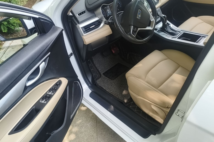 GEELY Emgrand 2019 car image #16