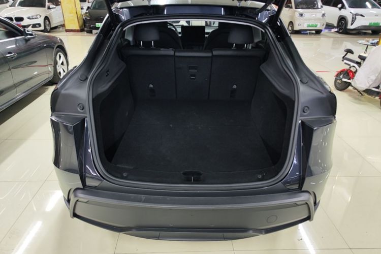 Tesla Model Y 2025 car image #21