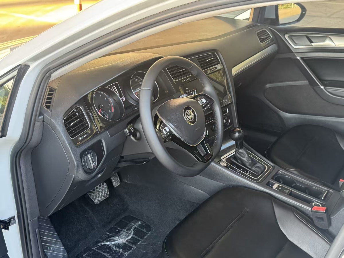 Volkswagen Golf 2020 car image #7
