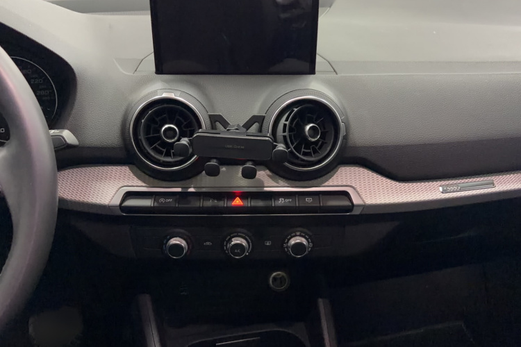 Audi Q3 2021 car image #17