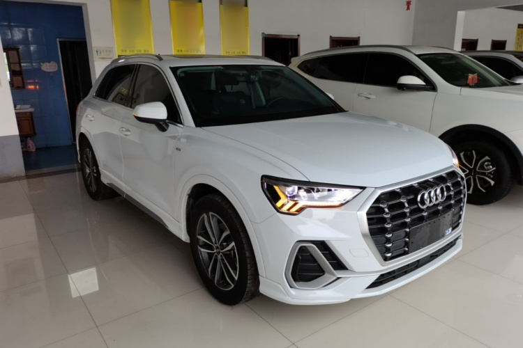 Audi Q3 2022 car image #4