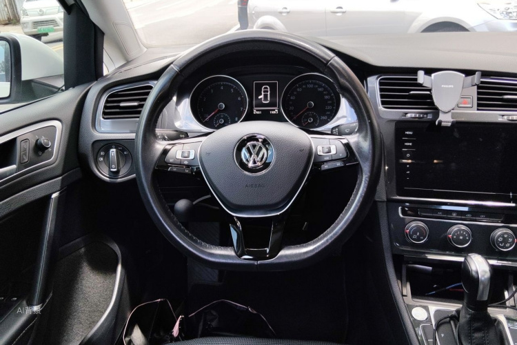 Volkswagen Golf 2020 car image #12