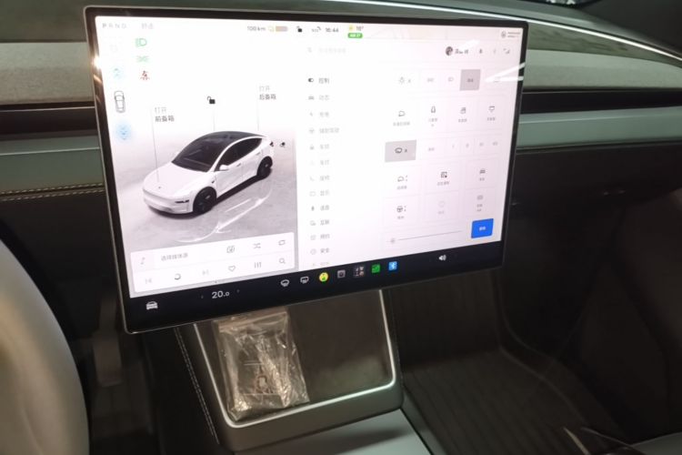 Tesla Model Y 2026 immagine di auto #13