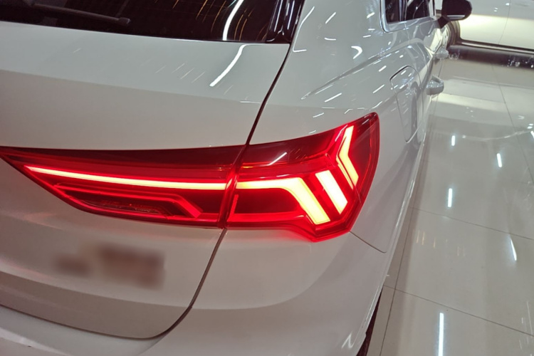 Audi Q3 2022 car image #8