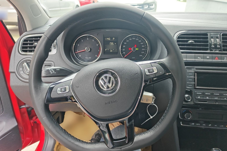Volkswagen Polo 2015 car image #11