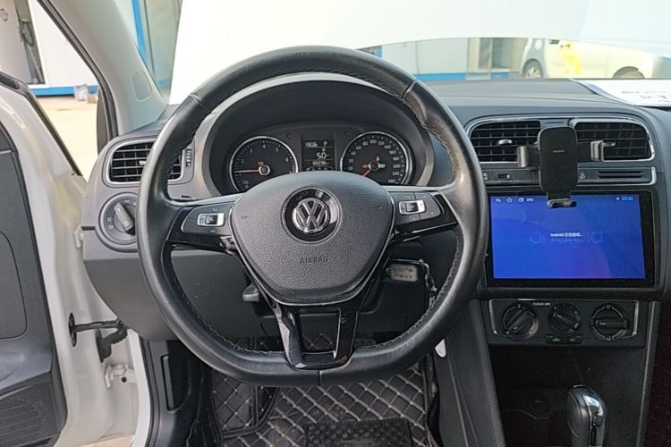 Volkswagen Polo 2018 car image #11