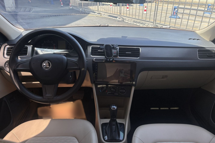 Skoda Rapid 2017 image de voiture #16