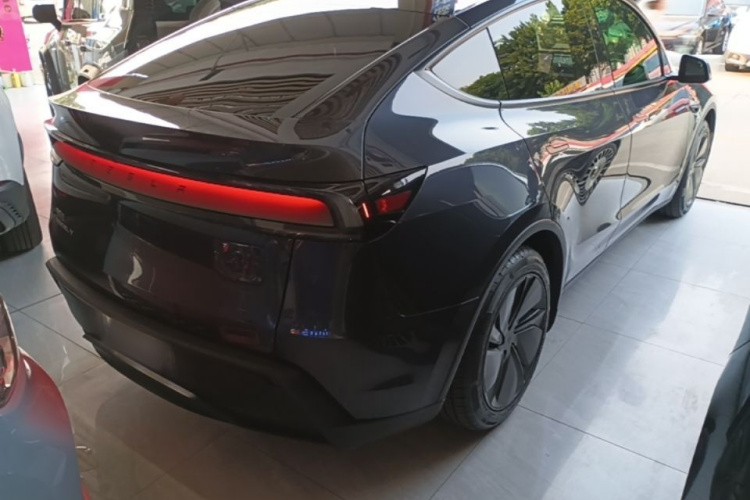 Tesla Model Y 2025 car image #7