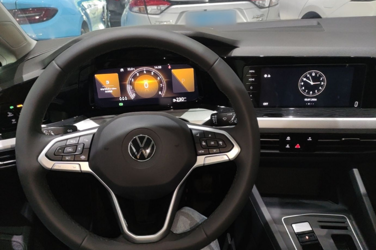 Volkswagen Golf 2023 car image #10