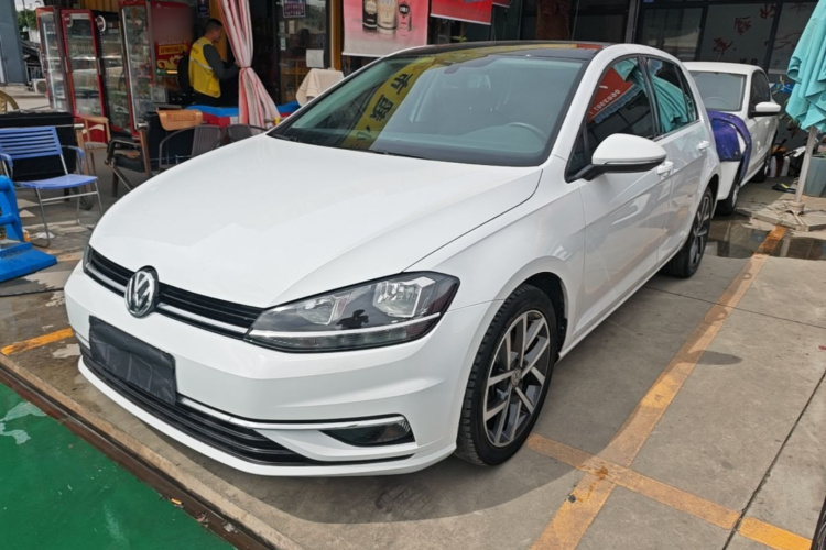 Volkswagen Golf 2020 car image #2