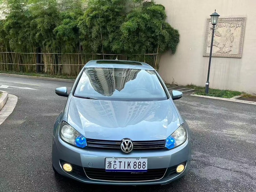 Volkswagen Golf 2010 car image 
