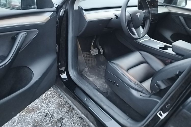 Tesla Model Y 2022 car image #16
