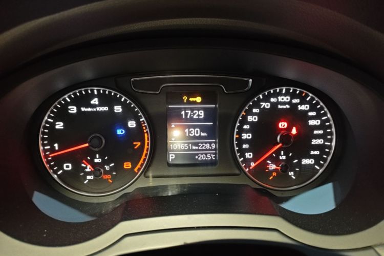 Audi Q3 2016 car image #12