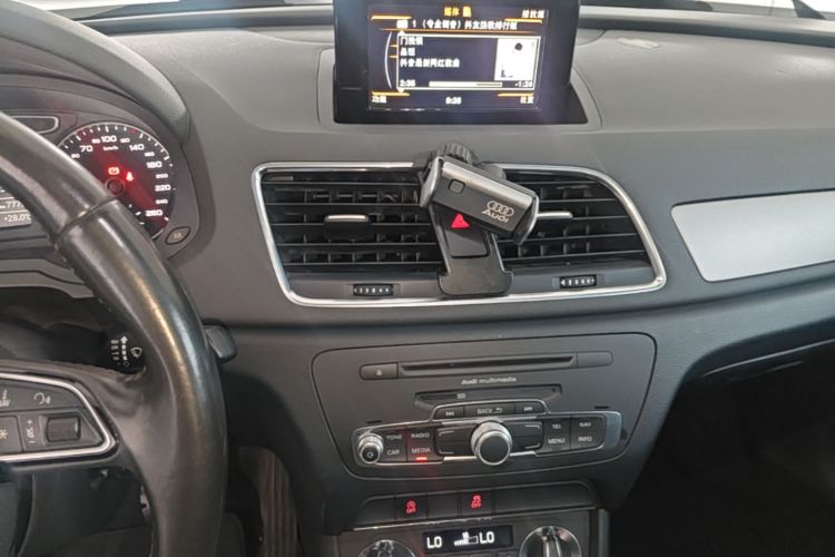 Audi Q3 2015 car image #13