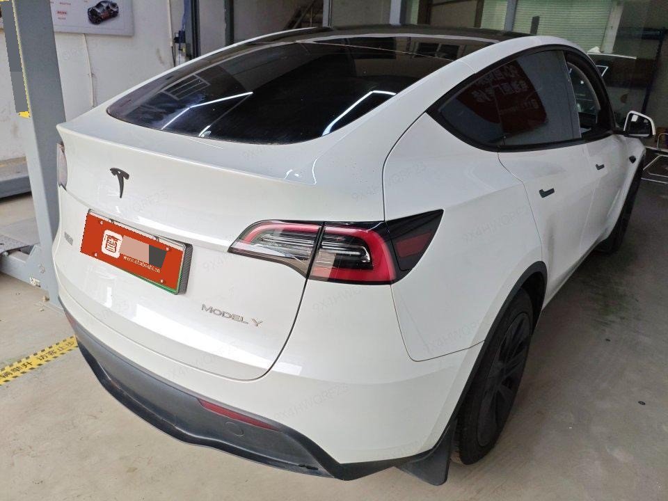 Tesla Model Y 2024 immagine di auto #3
