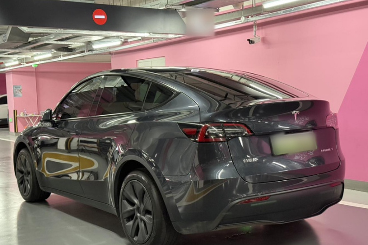 Tesla Model Y 2025 #4 Tesla Model Y 2025 car image #4