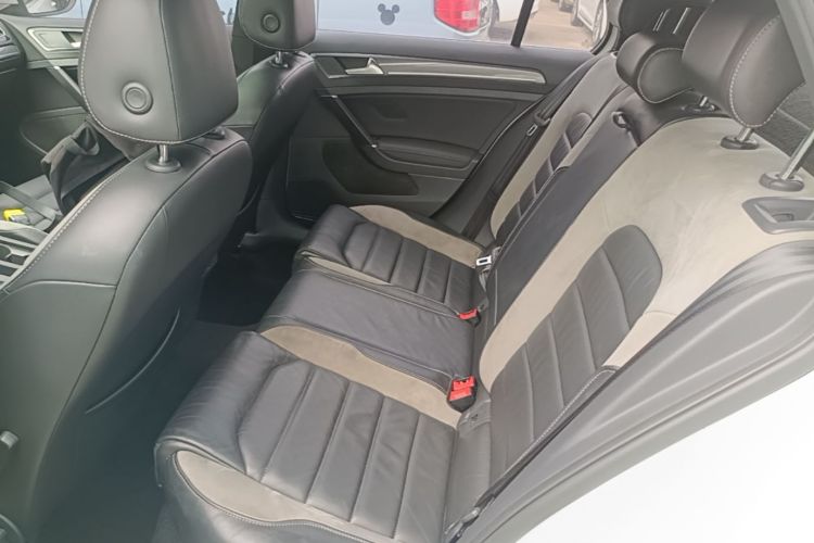 Volkswagen Golf 2018 car image #17
